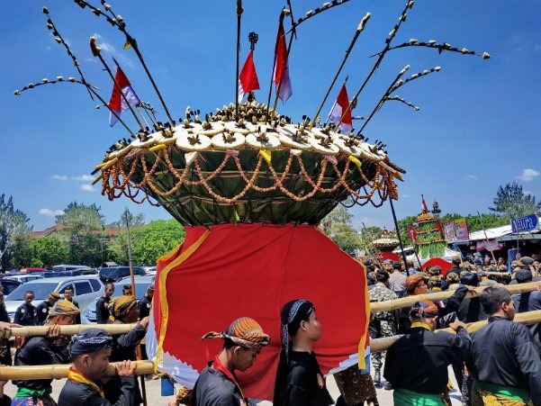 Makna dari Sesajen pada Gunungan Sekaten Makna dari Sesajen pada Gunungan Sekaten