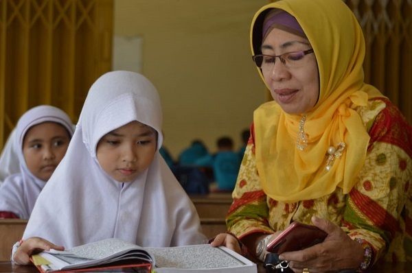 Suasana Mengaji (Source Img : https://intens.news/)