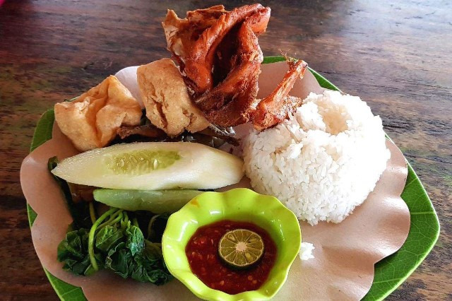 Sego Tempong Khas Banyuwangi
Nasi Putih, Ayam Goreng / Bakar, Lalapan (Bayam, Terong, Labu, Timun), Ikan Asin, Tahu, Tempe, Teh / Air Mineral