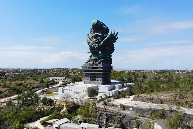 Taman budaya Garuda Wisnu Kencana atau biasa disingkat GWK, adalah sebuah taman wisata di bagian selatan pulau Bali. Di areal taman budaya berdiri sebuah landmark atau maskot Bali, yakni patung Dewa Wisnu berukuran raksasa yang sedang menunggangi Garuda setinggi 120 meter.