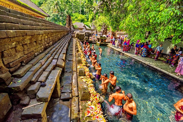 Pura Tirta Empul merupakan Pura Hindu yang dibangun di lereng bukit Desa Manuk Kaya, Tampak Siring. Di Pura Tirta Empul terdapat mata air yang digunakan oleh masyarakat pemeluk agama Hindu untuk pemandian dan
