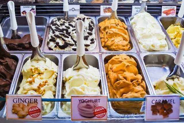 Kedai es krim dengan berbagai macam rasa, disajikan dalam cangkir atau cone, serta kopi & minuman dingin.