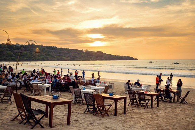 Jimbaran merupakan tempat makan malam yang sangat terkenal di Bali. Suasananya yang romantis serta makanan seafood yang segar nikmat, akan menjadi penutup malam yang berkesan
