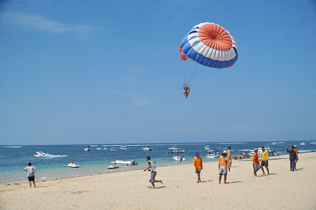 Tanjung Benoa memiliki pasir putih dan gelombang air laut yang tenang, membuat pantai ini sangat cocok untuk aktivitas wisata bahari. Jika Anda hobi akan aktivitas water sport, maka Tanjung Benoa salah satu tempat wisata yang tidak boleh Anda lewatkan saat liburan di Bali.