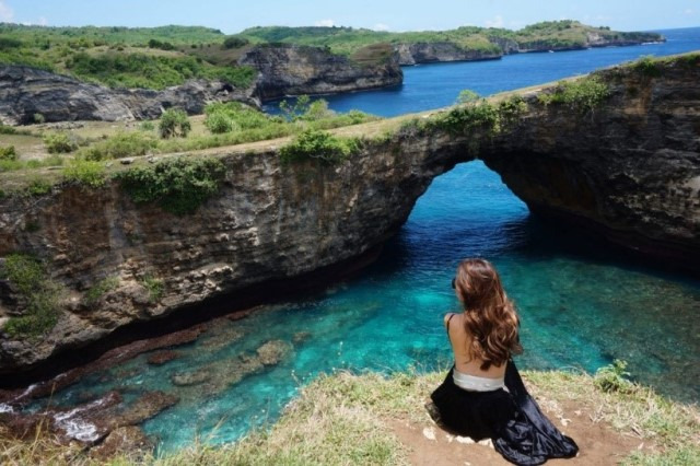 Broken Beach juga dikenal sebagai Pantai Pasih Uug yang punya arti pantai yang patah. Pantai ini memiliki sebuah tebing dengan tinggi sekitar 50-200 meter yang berlubang di bagian tengahnya, sehingga tampak seperti gua yang dialiri air laut.