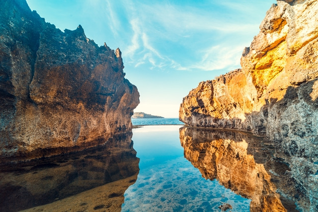 Kolam alami ini berada diantara bebatuan dan tebing di tepi pantai dan berdekatan lokasinya dengan Broken Beach yang sangat terkenal karena keindahan bentuk tebing batu tepi pantainya yang membentuk sebuah lubang raksasa nan unik