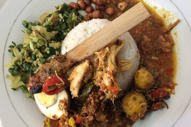 Nasi Campur Khas Bali : Telur, Sate Lilit, Kacang Goreng, Ayam Suwir, Ayam Betutu, Ayam Goreng, Sayur, Sambal, Nasi Putih dan Minum