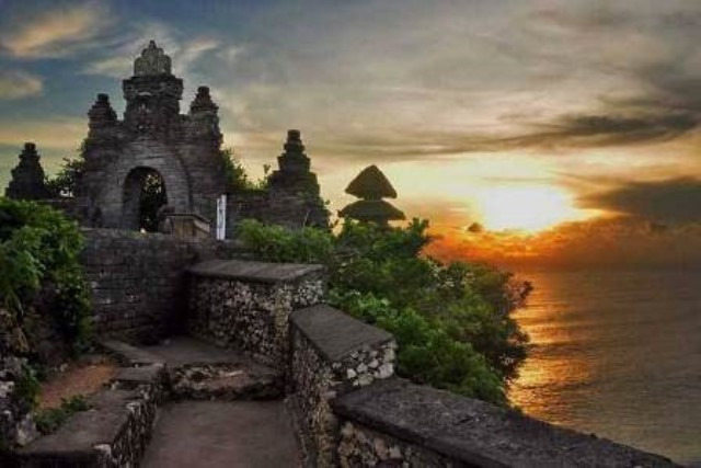 Pura yang terletak di ujung barat daya pulau Bali di atas anjungan batu karang yang terjal dan tinggi serta menjorok ke laut ini merupakan Pura Sad Kayangan yang dipercaya oleh orang Hindu sebagai penyangga dari 9 mata angin