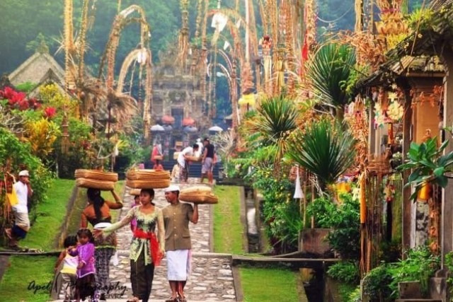 Desa yang menampilkan budaya Bali dengan berbagai bangunan, kerajinan & makanan tradisional.