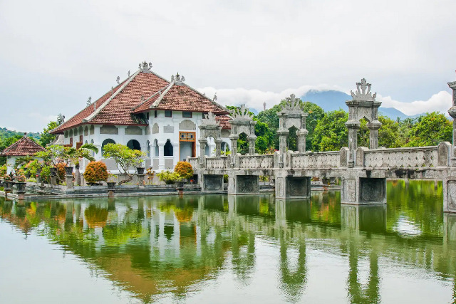 Taman Ujung Soekasada ini dibangun awalnya pada tahun 1901 dengan nama kolam Dirah, kolam Dirah mempunyai arti yaitu kolam tempat pembuangan bagi orang-orang yang menguasai ilmu hitam.
