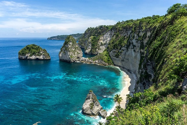 Atuh Cliff berada di Banjar Pelilit, Desa Pejukutan, Kecamatan Klungkung, Kabupaten Nusa Penida, Provinsi Bali. Untuk menuju ke lokasi ini Anda bisa berangkat dari Pelabuhan Toya Pakeh, Nusa Penida dengan perjalanan kurang lebih selama 1 jam.