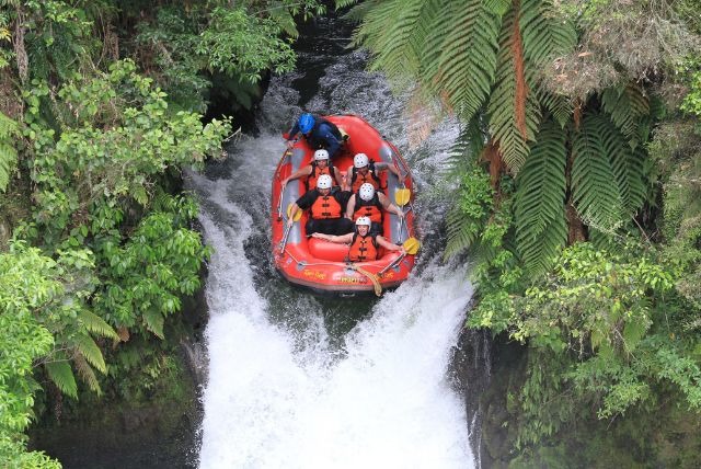 Aktivitas ini cocok untuk orang yang suka petualangan, menikmati keindahan alam, dan ingin merasakan sensasi mengarungi sungai dengan perahu karet.
