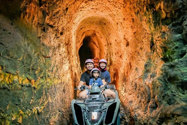 ATV ini dirancang untuk menantang dan seru, dengan melewati sawah, hutan, sungai, dan terowongan.