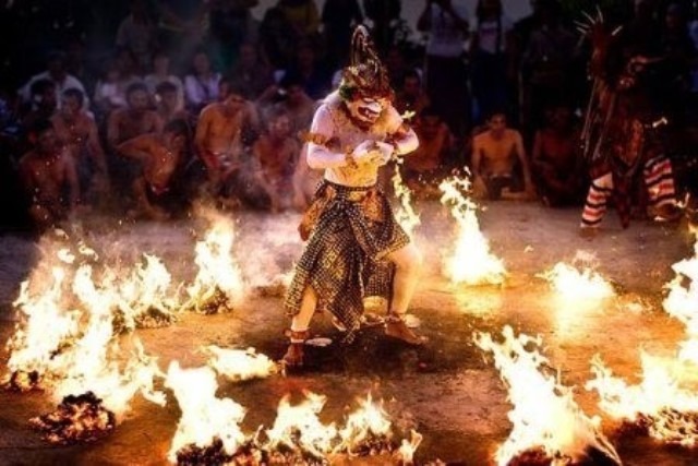 Tarian ini menggambarkan kisah Ramayana saat barisan kera membantu Rama melawan Rahwana. Lagu tari Kecak diambil dari ritual Tari Sanghyang, yaitu tradisi yang penarinya akan berada pada kondisi tidak sadar, melakukan komunikasi dengan Tuhan atau roh para leluhur.