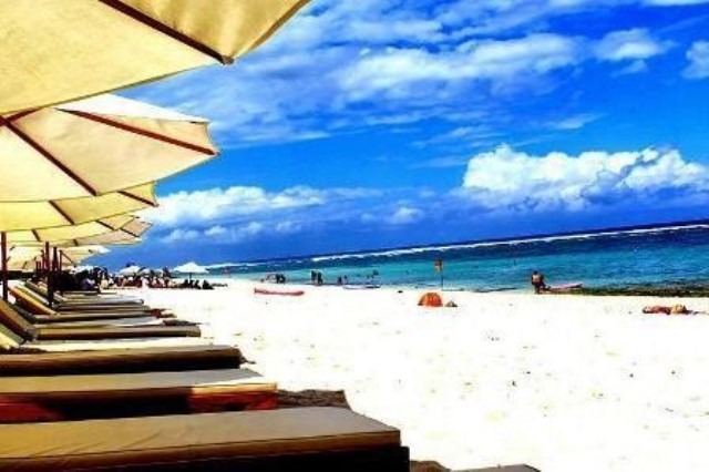 Pantai ini terletak di balik perbukitan dan sering disebut sebagai Pantai Rahasia 
(Secret Beach). Di sekitar pantai ini terdapat dua tebing yang sangat besar yang pada salah satu sisinya dipahat lima patung Pandawa dan Dewi Kunti