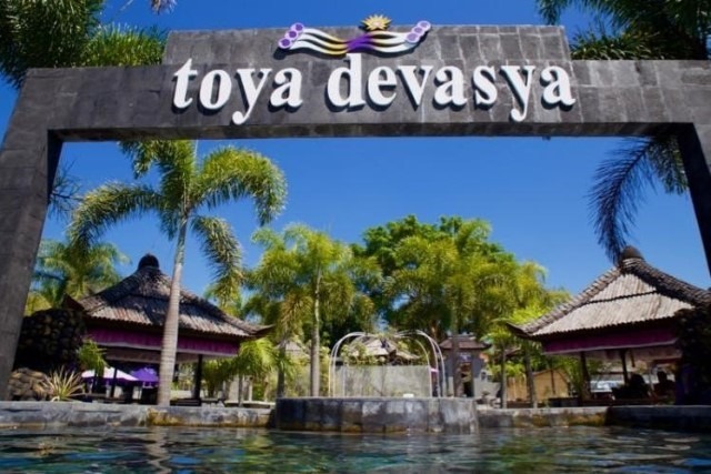 Toya Devasya menawarkan destinasi menawan yang daya tariknya berasal dari beragam kolam air panas yang dirancang dengan sangat indah, yang memikat wisatawan yang mencari ketenangan dan kebugaran. Berasal dari sumber vulkanik yang kaya mineral, kolam ini menghadirkan berbagai pengalaman yang dirancang khusus untuk relaksasi dan peremajaan.