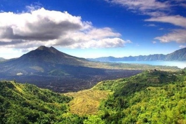 Kintamani merupakan destinasi/tujuan wisata satu-satunya di Provinsi Bali, tepatnya Kabupaten Bangli, yang tidak memiliki daerah pantai dan laut, tapi dianugerahi pegunungan dan danau yang cantik.