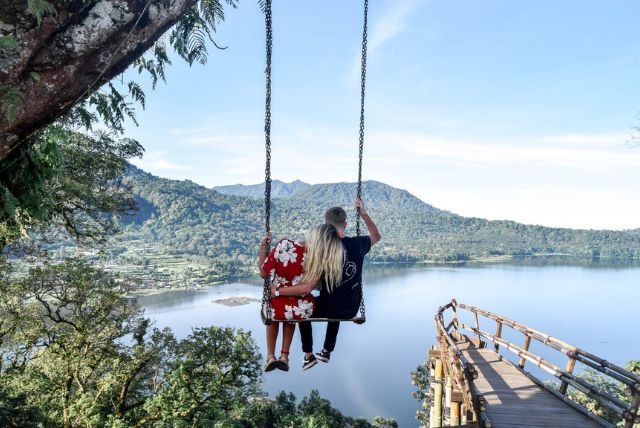 Wanagiri Hidden Hills mempunyai banyak spot unik yang bisa dimanfaatkan oleh kamu yang ingin mencari konten seru untuk diunggah ke Instagram. Mulai dari ayunan, sangkar burung, gardu pandang yang berbentuk seperti perahu, dan masih banyak lagi. Semua anjungan ini menghadap langsung ke Danau Buyan dan Danau Tamblingan.
