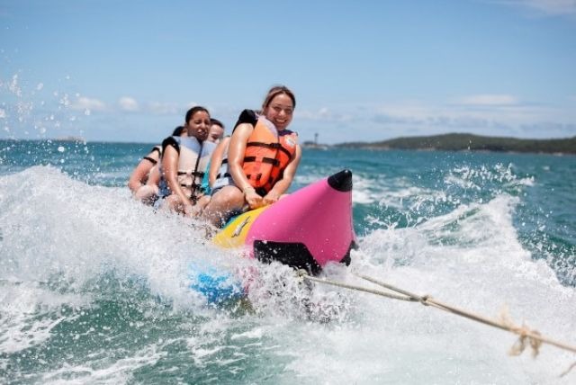 Banana Boat di Tanjung Benoa menggunakan perahu yang bentuknya menyerupai pisang, yang akan mudah ditarik oleh speedboat karena bobotnya yang ringan. Permainan ini dapat dimainkan oleh 3-6 orang. Wisatawan yang menaiki wahana ini perlu mengenakan jaket pelampung demi keselamatan dan keamanan.