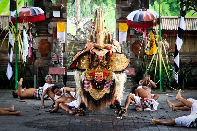 Tari Barong dan Keris Dance menceritakan kisah tentang peperangan abadi antara kebaikan melawan kebatilan, dimana Barong yang merupakan tokoh sentral adalah tokoh yang baik yang selalu menang melawan tokoh jahat Rangda.