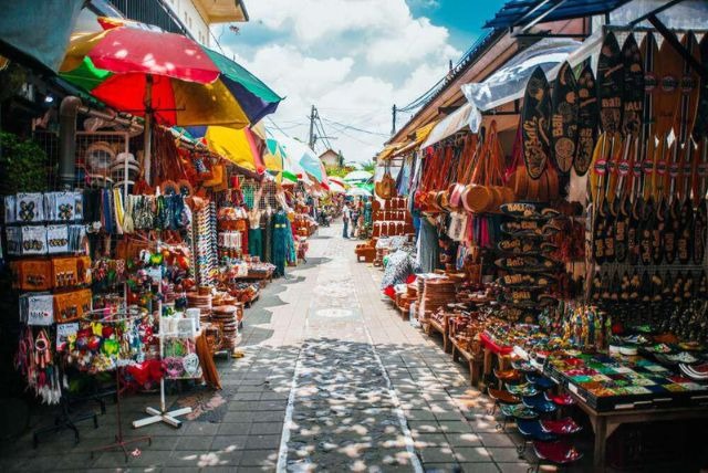 Pasar seni Ubud sangat terkenal karena menjual pakaian dan kerajinan traditional khas Bali dengan harga yang sangat murah. Semua harga yang ditawarkan disini, dapat anda tawar. Jadi pintar-pintarlah untuk menawar.