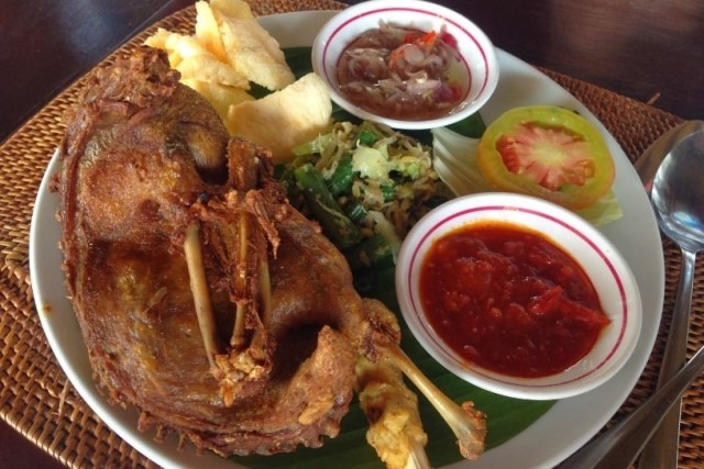 Restoran yang menawarkan menu favorit bebek crispy dengan sambal matah, sambal bawang & sambal goreng