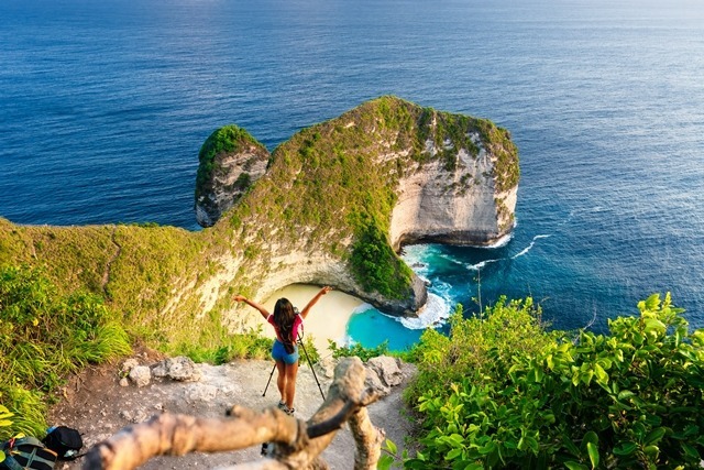 Oleh warga setempat pantai Kelingking lebih dikenal dengan nama pantai Karang Dawa, karena lokasi dari objek wisata ini di dusun Bunga Mekar, Desa Karang Dawa, Kecamatan Nusa Penida. Sehingga lebih dikenal sebagai pantai Karang.