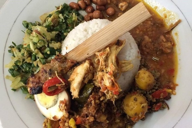 Nasi Campur Khas Bali
Telur, Sate Lilit, Kacang Goreng, Ayam Suwir, Ayam Betutu, Ayam Goreng, Sayur, Sambal, Nasi Putih dan Minum