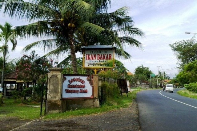 Lesehan Ikan Bakar Tanjung Alam yang menyajikan berbagai macam hidangan seafood.