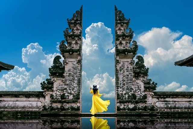 Berpose di tengah gapura setinggi empat meter, ditambah ‘pantulan’ seperti dari danau, menjadi daya tarik Pura Luhur Lempuyang.