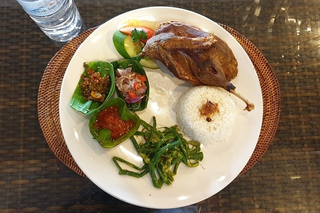 Restoran yang menawarkan menu favorit bebek crispy dengan sambal matah, sambal bawang & sambal goreng.