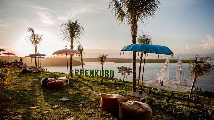 Lokasi restoran ini tidak bisa lebih baik. Berdiri di daerah perbukitan yang menghadap langsung pemandangan pegunungan dan laut yang eksotis.
